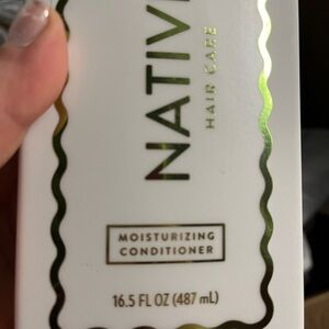 Native Winter Cashmere Moisturizing Conditioner with Gold Accents